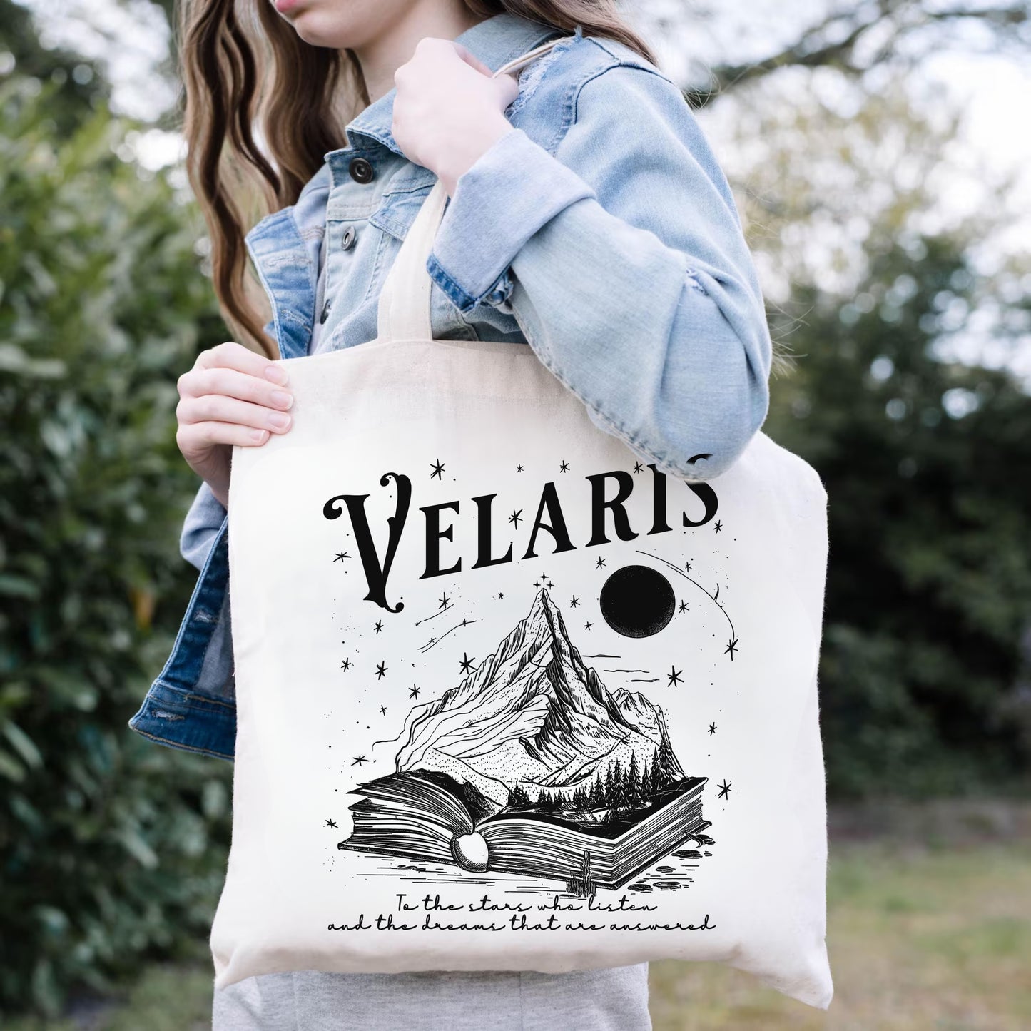 Velaris Book Mountain Tote – ACOTAR Quote Black Ink Style