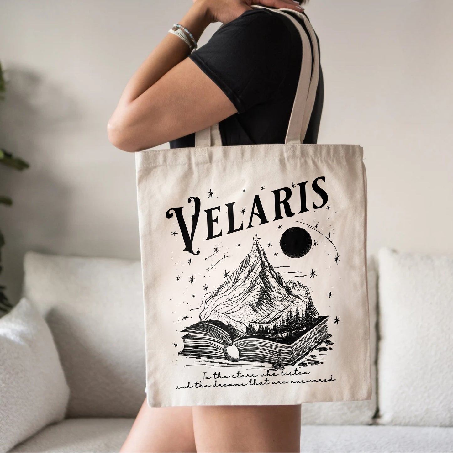 Velaris Book Mountain Tote – ACOTAR Quote Black Ink Style