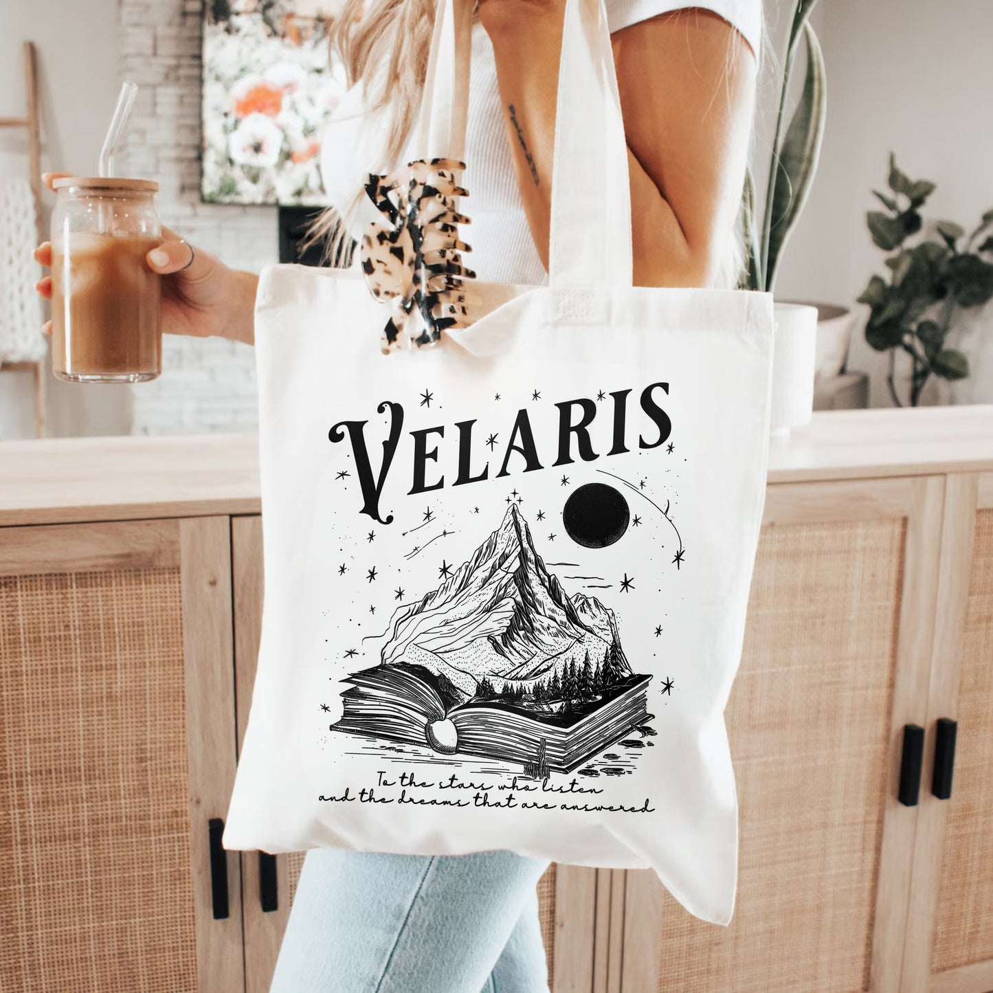 Velaris Book Mountain Tote – ACOTAR Quote Black Ink Style